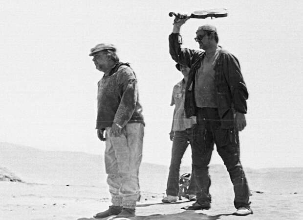 На съемках легендарной трагикомедии *Кин-дза-дза*, 1986 | Фото: kino-teatr.ru На съемках легендарной трагикомедии *Кин-дза-дза*, 1986 | Фото: kino-teatr.ru