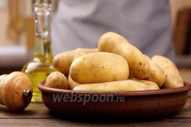 Для приготовления вкусной и хрустящей картошки фри с корочкой нам понадобятся следующие ингредиенты: картофель (1 кг), вода очищенная (1 л), сахар (2 ч.л.), соль (1 ч.л.) и рафинированное дезодорированное масло — приблизительно 1 литр.