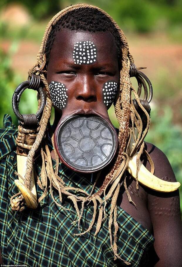 Женщины племени, проживающего в долине Омо (Эфиопия), носят глиняные диски в нижней губе.