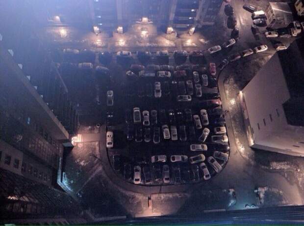 Парковка во дворе жилого дома в Санкт-Петербурге (2 фото)