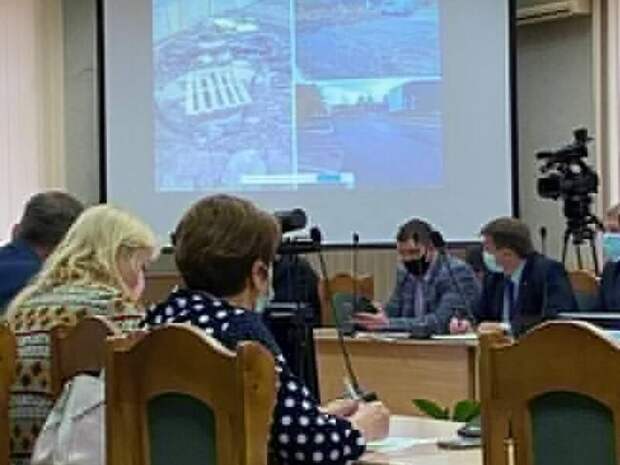 Сапожников отчитал ТГК-14 за «еле прикрытый» канализационный люк