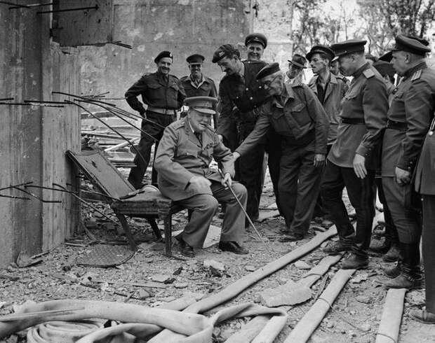 6. Уинстон Черчилль садится на то, что осталось от кресла Адольфа Гитлера в июле 1945 года интересно, исторические фото, история, ностальгия, фото