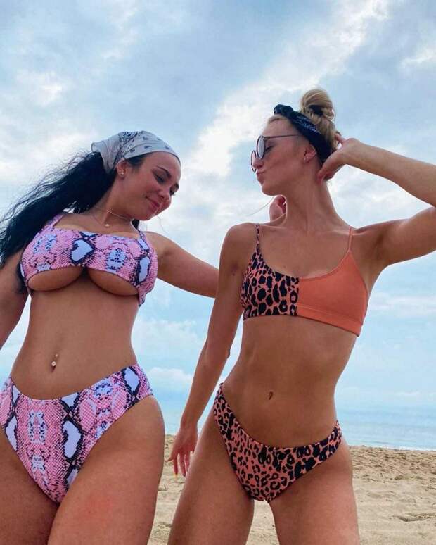 Красивые девушки и их underboob засветы