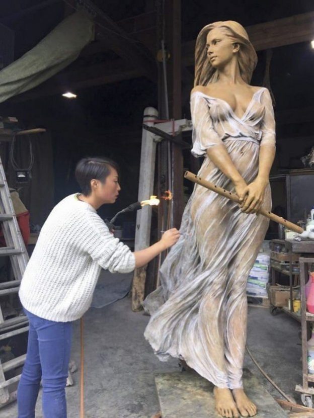 https://i2.wp.com/antipriunil.ru/wp-content/uploads/2017/09/realistic-female-sculptures-luo-li-rong-3-59c8a41f20c9e__700.jpg?resize=625%2C833&ssl=1