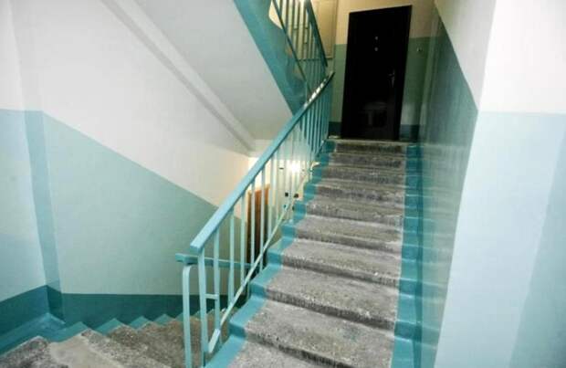 Странная покраска лестниц появилась не из-за экономии материалов. /Фото: fkr66.ru