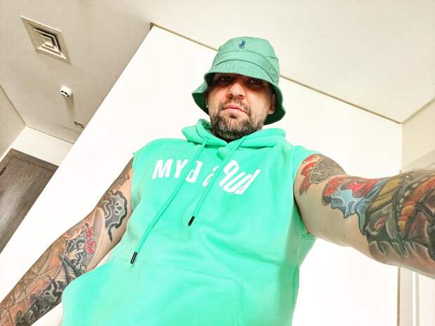 Баста выпустил трек «Мутная вода» и мрачный клип на него