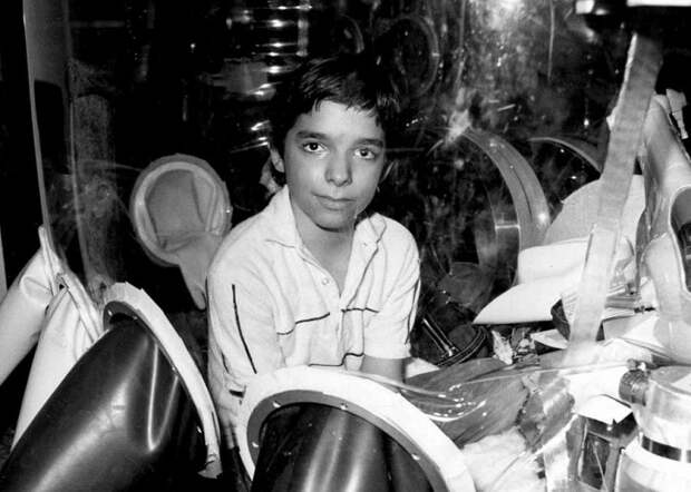 Мальчик находился в стерильном боксе 12  лет. | Фото: ww4.hdnux.com.