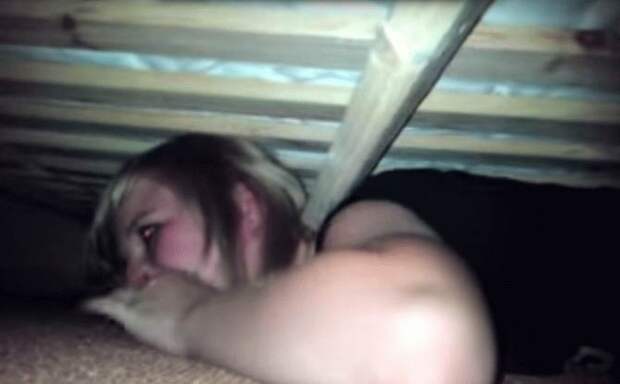 Она спряталась под кроватью, чтобы узнать, верен ли ей ее парень…