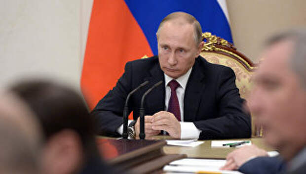 Президент России Владимир Путин проводит в Кремле совещание с членами правительства