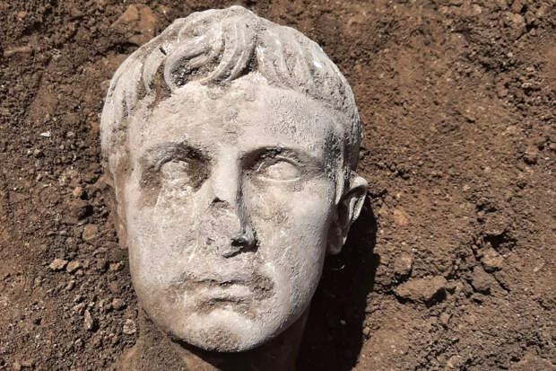 Археологи нашли мраморную голову от статуи первого императора Рима