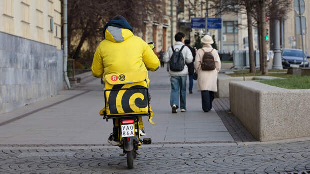 Скорость "носящихся по тротуарам" курьеров предложили ограничить до 10 км/ч