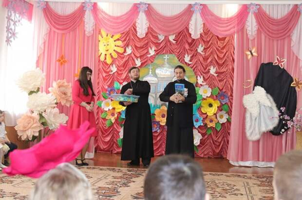 Священники поздравили воспитанников детского сада с Пасхой.