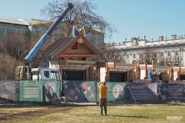 На Марсовом поле строят домики в русском стиле. Это — ко дню рождения Петра I