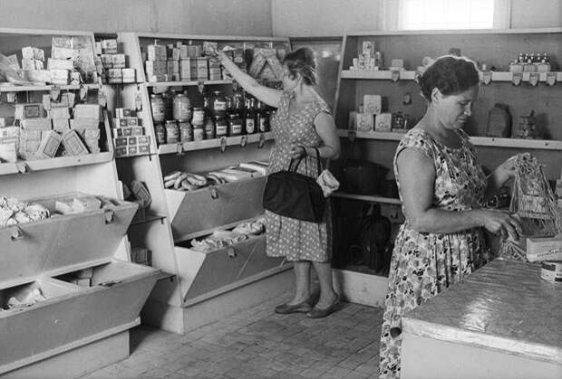 В сельском магазине, 1950-е годы