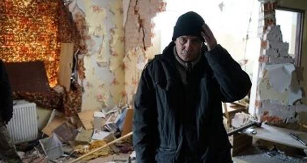 Шахтер на пенсии в своей квартире, разрушенной в результате обстрелов Донецка.
