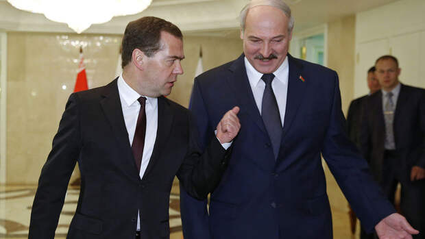 Председатель правительства России Дмитрий Медведев и президент Белоруссии Александр Лукашенко во...