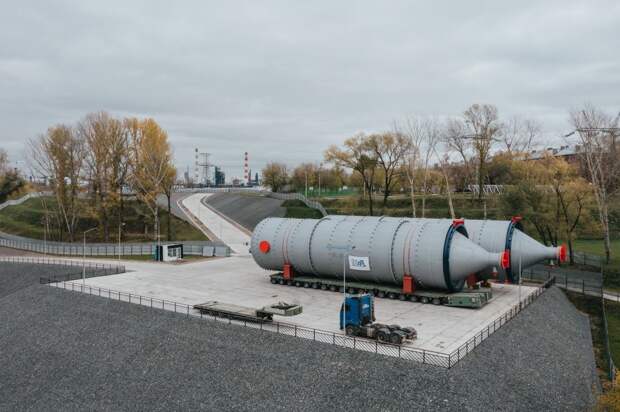 Колонны, весом 640 тонн каждая, привезли на завод по воде / Фото: Сергей Шинов
