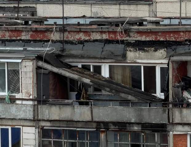 На улице Газовиков в тюменском пансионате обрушился балконный козырёк