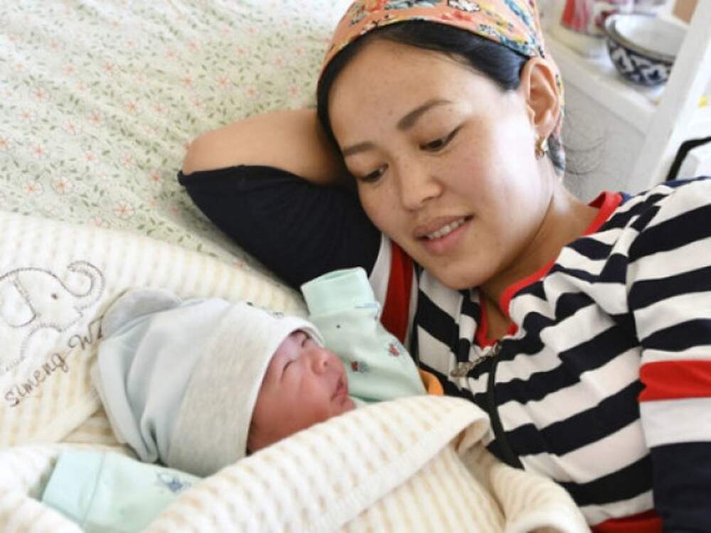 Дети киргизов. Киргизские младенцы. Новорожденные в Кыргызстане. Новорожденные киргизы. Новорожденный ребенок в Кыргызстане.