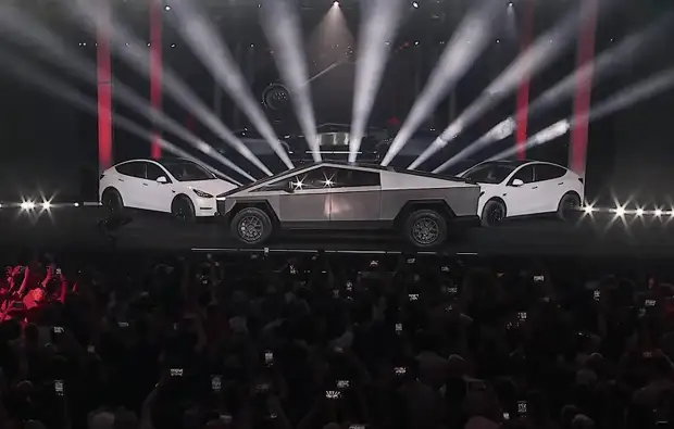 Уже похоже на серийный автомобиль: Илон Маск продемонстрировал обновленный электропикап Cybertruck