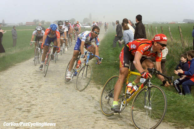 Parijs-Roubaix, foto Cor Vos ©2000 Andrei Tchmile en Andrea Tafi
