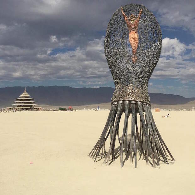 Самые впечатляющие арт-инсталляции фестиваля Burning Man 2016