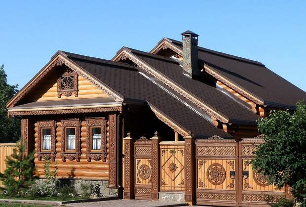 Старинные русские дома с резными наличниками и фронтонами
