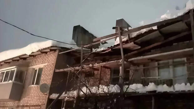 Крыша жилого дома обрушилась из-за снега в Тверской области