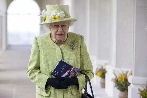 Броши, шляпки и ожерелье: носим любимые аксессуары Елизавета II