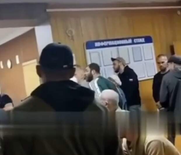 Бородач в спортивном костюме устроил истерику в поликлинике ДНР