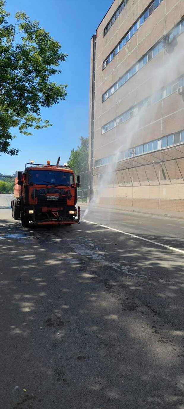В Отрадном поливальные машины вышли на борьбу с жарой