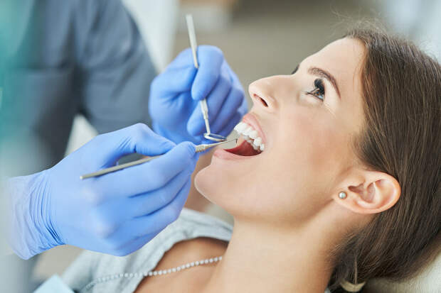 Mirror: британка вырвала себе зуб плоскогубцами, потому что не смогла записаться к зубному