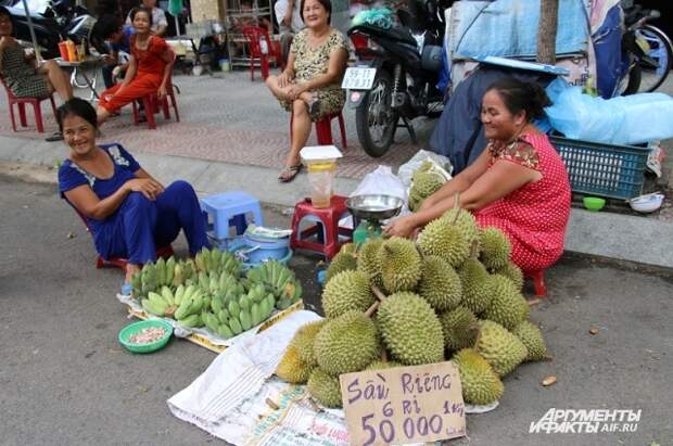 Экзотический для нашей страны фрукт дуриан продаётся прямо на тротуаре.