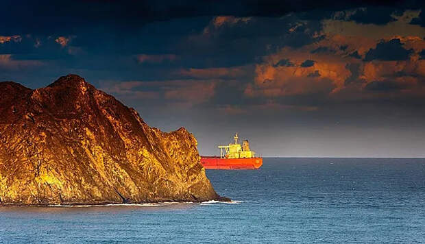 Танкер загорелся у берегов ОАЭ после попадания снаряда — UKMTO