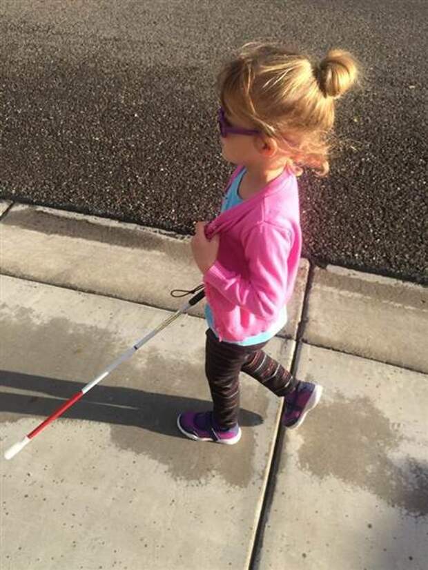 Готовясь к потере зрения, Кайли уже начала изучать язык Брайля и практиковаться в ходьбе с тростью. дети, жизнь, слепота