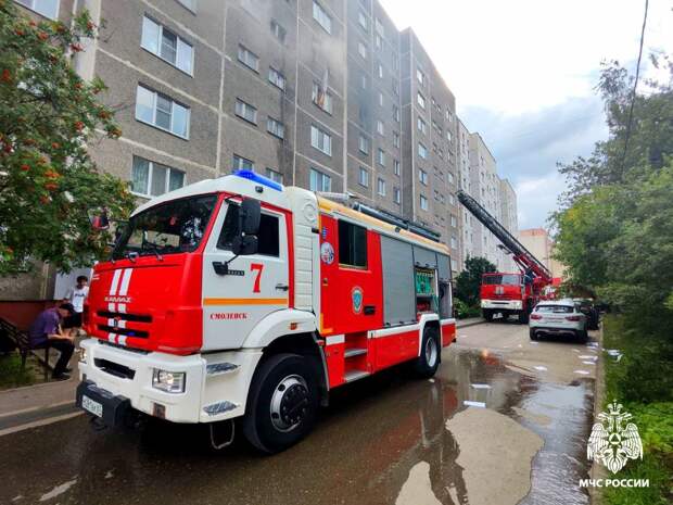 На пожар в 9-этажке на Рыленкова в Смоленске приехали оперативники