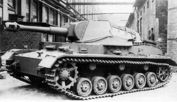 Несмотря на то что Pz.Sfl.IVb внешне была похожа на Pz.Kpfw.IV, её различия с этим танком были ещё большими, чем у Pz.Sfl.IVa - В полушаге от «Хуммеля» | Военно-исторический портал Warspot.ru