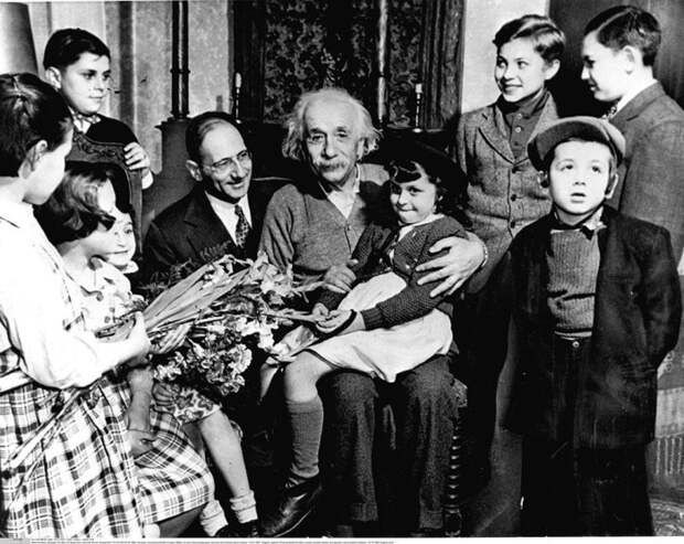 Эйнштейн с еврейскими детьми. Принстон, 1941 год. Эйнштейн с еврейскими детьми. Принстон, 1941 год.