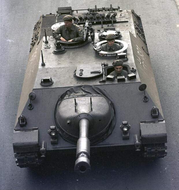 Экипаж в танке Kanonejagdpanzer 90. Фото июня 1965 года. Источник:http://www.tanks-encyclopedia.com/coldwar/West_Germany/photos/KjPz_Bundes_Wiki3.jpg