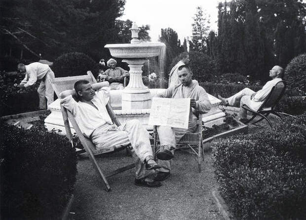 У фонтана. Крестьяне отдыхают в царском дворце Ливадия 1926 г. СССР, история, фото