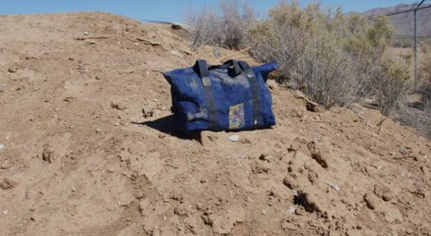 Посреди пустыни нашли сумку. То, что оказалось внутри, шокировало всю Калифорнию!