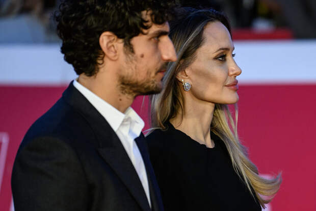 TMZ: актриса Анджелина Джоли не встречалась с мужчинами после развода с Питтом