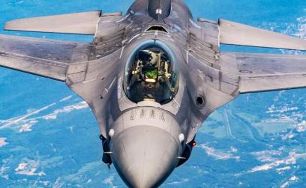 На фото: истребитель F-16