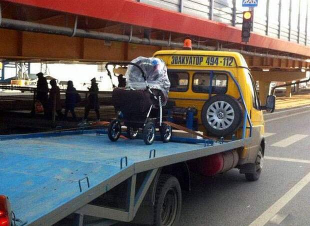 Уже и коляски за неправильную парковку забирать начали 😱