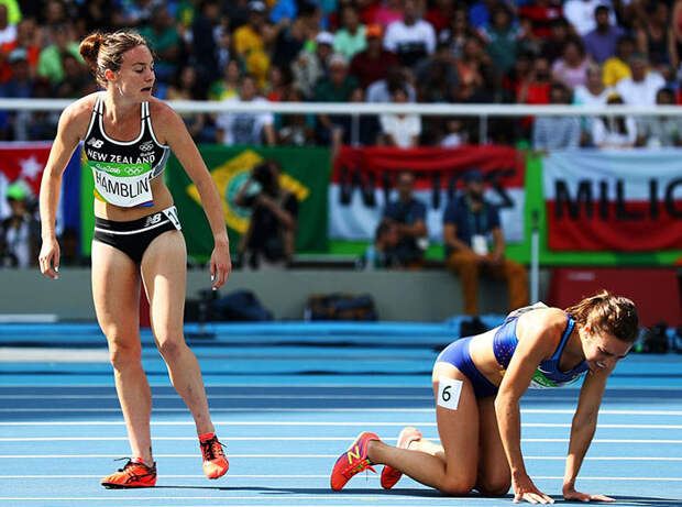 rio-olympics-runners-help-each-other-abbey-dagnostino-nikki-hamblin-7