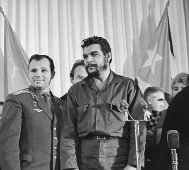 Юрий Гагарин и Эрнесто Че Гевара в 1964 году.
