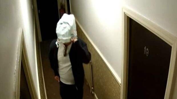 Бэдман забыл, что снимать маску с лица прямо перед камерой грабителю не стоит в мире, люди, ограбления