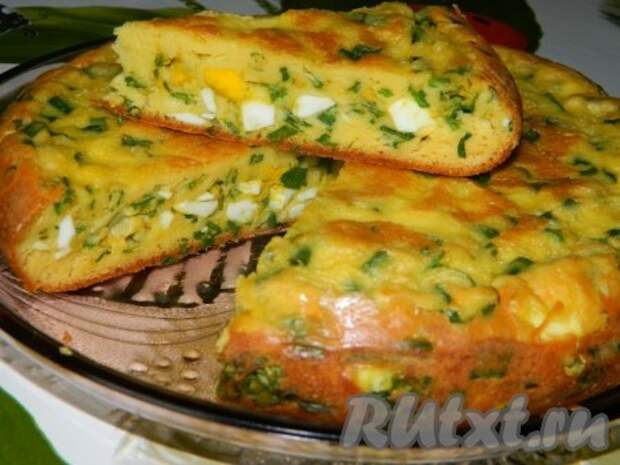 Вкусный, полезный пирог с яйцами и зеленым луком можно подавать к столу. 