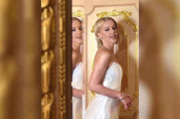 Певица Юлианна Караулова в мини-платье вышла на публику