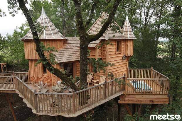 hotel on the tree france tree house hotel